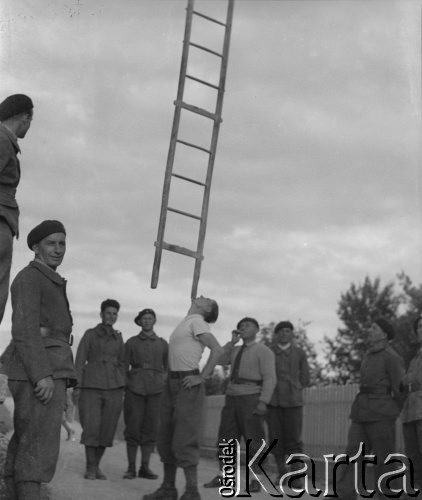 Lato 1940, Weier im Emmental, Szwajcaria.
Internowani żołnierze 2. Dywizji Strzelców Pieszych przyglądają się mężczyźnie, który żongluje drabiną.
Fot. Jerzy Konrad Maciejewski, zbiory Ośrodka KARTA