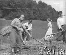 Lato 1940, Weier im Emmental, Szwajcaria.
Internowani żołnierze 2. Dywizji Strzelców Pieszych pomagają szwajcarskiej rodzinie przy żniwach. 1. z lewej plut. Ławniczak.
Fot. Jerzy Konrad Maciejewski, zbiory Ośrodka KARTA