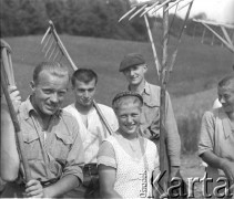 Lato 1940, Weier im Emmental, Szwajcaria.
Internowani żołnierze 2. Dywizji Strzelców Pieszych. Plut. Ławniczak (1. z lewej) pomaga przy żniwach szwajcarskiej rodzinie.
Fot. Jerzy Konrad Maciejewski, zbiory Ośrodka KARTA