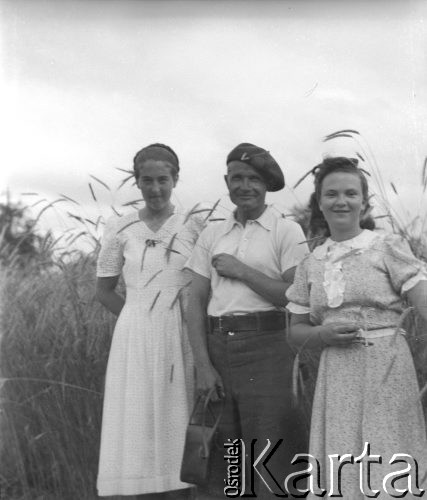 Lato 1940, Weier im Emmental, Szwajcaria.
Sierż. Jerzy Konrad Maciejewski, żołnierz 2. DSP pozuje do zdjęcia z dwiema Szwajcarkami, z którymi pracuje na polu podczas żniw.
Fot. NN, kolekcja Jerzego Konrada Maciejewskiego, zbiory Ośrodka KARTA