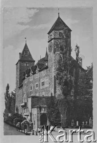 Lata 40., Rapperswil, Szwajcaria.
XIII-wieczny zamek na półwyspie nad Jeziorem Zuryskim, w którym siedzibę ma Muzeum Polskie. Zamek został odrestaurowany przez hrabiego Władysława Broel-Platera, założyciela polskiego muzeum.
Fot. Jerzy Konrad Maciejewski, zbiory Ośrodka KARTA