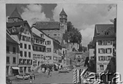 Lata 40., Rapperswil, Szwajcaria.
Widok na centrum szwajcarskiego miasteczka. W głębi widoczny XIII-wieczny zamek, w którym znajduje się Muzeum Polskie, założone przez hrabiego Władysława Broel-Platera.
Fot. Jerzy Konrad Maciejewski, zbiory Ośrodka KARTA
