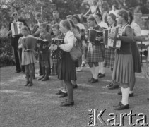 Lata 40., Rapperswil, Szwajcaria.
Występ zespołu muzycznego, w którym młodzież gra na akordeonie.
Fot. Jerzy Konrad Maciejewski, zbiory Ośrodka KARTA