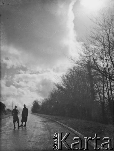 Wiosna 1940, La Maucarriere, Francja.
Żołnierze z 5 Małopolskiego Pułku Strzelców Pieszych 2. Dywizji Strzelców Pieszych spacerują po mokrej od deszczu drodze.
Fot. Jerzy Konrad Maciejewski, zbiory Ośrodka KARTA