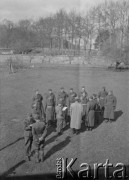 Wiosna 1940, La Maucarriere, Francja.
Żołnierze 2. Dywizji Strzelców Pieszych zdają raport oficerowi. 
Fot. Jerzy Konrad Maciejewski, zbiory Ośrodka KARTA