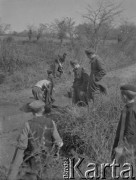 Wiosna 1940, La Maucarriere, Francja.
Patrol żołnierzy 5 Małopolskiego Pułku Strzelców Pieszych 2. Dywizji Strzelców Pieszych przygląda się napotkanym ludziom.
Fot. Jerzy Konrad Maciejewski, zbiory Ośrodka KARTA