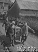 Wiosna 1940, La Maucarriere, Francja.
Żołnierze 5 Małopolskiego Pułku Strzelców Pieszych 2. Dywizji Strzelców Pieszych transportują w klatce świnię zakupioną u miejscowego rolnika.
Fot. Jerzy Konrad Maciejewski, zbiory Ośrodka KARTA