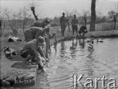 Wiosna 1940, La Maucarriere, Francja.
Przy brzegu stawu żołnierze z 5 Małopolskiego Pułku Strzelców Pieszych 2. Dywizji Strzelców Pieszych piorą swoje ubrania.
Fot. Jerzy Konrad Maciejewski, zbiory Ośrodka KARTA