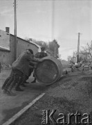Wiosna 1940, La Maucarriere, Francja.
Żołnierze 5 Małopolskiego Pułku Strzelców Pieszych pchają dużą beczkę, w której znajduje się prawdopodobnie wino.
Fot. Jerzy Konrad Maciejewski, zbiory Ośrodka KARTA