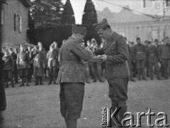 24.03.1940, La Maucarriere, Francja.
Wielkanoc. Dowódca kompanii (2. z prawej) 5 Małopolskiego Pułku Strzelców Pieszych dzieli się jajkiem ze swoimi żołnierzami.
Fot. Jerzy Konrad Maciejewski, zbiory Ośrodka KARTA