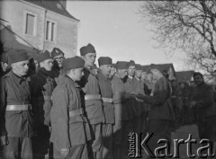 24.03.1940, La Maucarriere, Francja.
Wielkanoc. Oficer dowodzący oddziałem 5 Małopolskiego Pułku Strzelców Pieszych dzieli się jajkiem ze swoimi żołnierzami.
Fot. Jerzy Konrad Maciejewski, zbiory Ośrodka KARTA