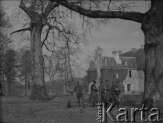 Wiosna 1940, La Maucarriere, Francja.
Grupa żołnierzy z 5 Małopolskiego Pułku Strzelców Pieszych 2. Dywizji Strzelców Pieszych rozmawia w parku. Za nimi stoi miejscowy zamek.
Fot. Jerzy Konrad Maciejewski, zbiory Ośrodka KARTA
