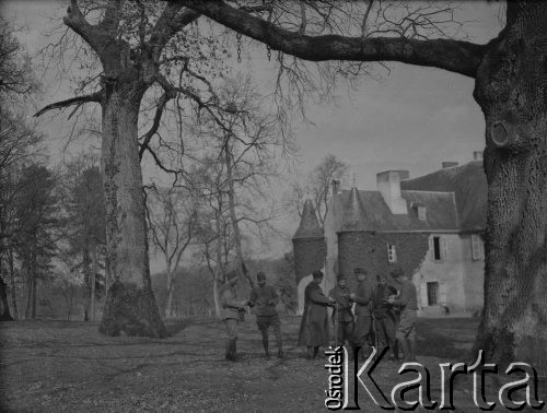 Wiosna 1940, La Maucarriere, Francja.
Grupa żołnierzy z 5 Małopolskiego Pułku Strzelców Pieszych 2. Dywizji Strzelców Pieszych rozmawia w parku. Za nimi stoi miejscowy zamek.
Fot. Jerzy Konrad Maciejewski, zbiory Ośrodka KARTA