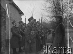 Prawdopodobnie 08.04.1940, La Maucarriere, Francja.
Dowódca 2. Dywizji Strzelców Pieszych gen. Bronisław Prugar-Ketling odbiera raport od żołnierzy 5 Małopolskiego Pułku Strzelców Pieszych, będących na warcie.
Fot. Jerzy Konrad Maciejewski, zbiory Ośrodka KARTA