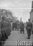 Prawdopodobnie 08.04.1940, La Maucarriere, Francja.
5 Małopolski Pułk Strzelców Pieszych podczas ćwiczeń sanitarnych. W głębi 3. z lewej stoi dowódca 2. Dywizji Strzelców Pieszych gen. Bronisław Prugar-Ketling.
Fot. Jerzy Konrad Maciejewski, zbiory Ośrodka KARTA
