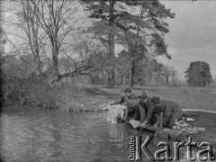 Wiosna 1940, La Maucarriere, Francja.
Żołnierze z 5 Małopolskiego Pułku Strzelców Pieszych 2. Dywizji Strzelców Pieszychpiorą ubrania w stawie.
Fot. Jerzy Konrad Maciejewski, zbiory Ośrodka KARTA