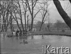Wiosna 1940, La Maucarriere, Francja.
Po stawie pływają kaczki. Przy brzegu żołnierze z 5 Małopolskiego Pułku Strzelców Pieszych 2. Dywizji Strzelców Pieszych piorą swoje ubrania.
Fot. Jerzy Konrad Maciejewski, zbiory Ośrodka KARTA