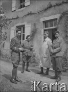Prawdopodobnie 08.04.1940, La Maucarriere, Francja.
Kadra oficerska 5 Małopolskiego Pułku Strzelców Pieszych. Żołnierze stoją przed budynkiem Izby Chorych. Zdjęcie wykonane podczas wizyty dowódcy 2. Dywizji Strzelców Pieszych gen. Bronisława Prugara-Ketlinga.
Fot. Jerzy Konrad Maciejewski, zbiory Ośrodka KARTA