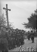 Wiosna 1940, La Maucarriere, Francja.
Żołnierze 2. Dywizji Strzelców Pieszych podczas postoju w drodze do miejscowości Bressuire. Za żołnierzami stoi przydrożny krzyż.
Fot. Jerzy Konrad Maciejewski, zbiory Ośrodka KARTA      
