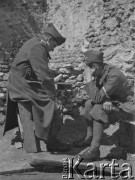 Wiosna 1940, La Maucarriere, Francja.
Żołnierze 2. Dywizji Strzelców Pieszych grają w szachy w wolnym czasie.
Fot. Jerzy Konrad Maciejewski, zbiory Ośrodka KARTA