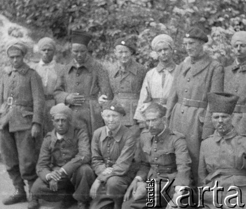1940, Mürren, Szwajcaria. 
Polscy i francuscy żołnierze internowani po przekroczeniu granicy francusko-szwajcarskiej.
Fot. Jerzy Konrad Maciejewski, zbiory Ośrodka KARTA