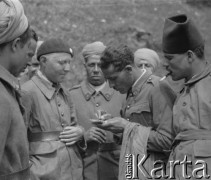 Czerwiec 1940, Mürren, Szwajcaria. 
Obóz internowania. Żołnierze polscy i francuscy wymieniają się adresami.
Fot. Jerzy Konrad Maciejewski, zbiory Ośrodka KARTA