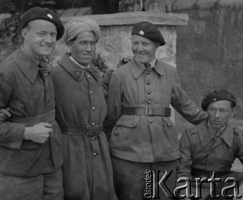 Czerwiec 1940, Mürren, Szwajcaria. 
Polscy i francuscy żołnierze internowani po przekroczeniu granicy francusko-szwajcarskiej. 2. z lewej stoi Abbas Ammar Mohamed. 
Fot. Jerzy Konrad Maciejewski, zbiory Ośrodka KARTA
