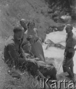 Czerwiec 1940, Mürren, Szwajcaria. 
Internowani żołnierze 2. Dywizji  Strzelców Pieszych podczas wycieczki po górskich Alpach. Towarzyszą im miejscowe kobiety.
Fot. Jerzy Konrad Maciejewski, zbiory Ośrodka KARTA
