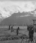 Czerwiec 1940, Mürren, Szwajcaria. 
Internowani żołnierze 2. Dywizji Strzelców Pieszych przy sianokosach.
Fot. Jerzy Konrad Maciejewski, zbiory Ośrodka KARTA