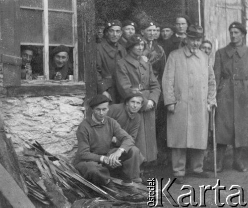 Czerwiec 1940, Mürren, Szwajcaria. 
Poseł RP Aleksander Ładoś (2. z prawej, trzyma laskę w prawej dłoni) w Bernie podczas odwiedzin w obozie dla internowanych żołnierzy 2. Dywizji Strzelców Pieszych.
Fot. Jerzy Konrad Maciejewski, zbiory Ośrodka KARTA