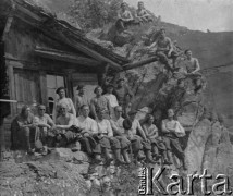 Czerwiec 1940, Mürren, Szwajcaria. 
Wycieczka internowanych żołnierzy 2. Dywizji Strzelców Pieszych po alpejskich górach. Na zdjęciu pozują siedząc przed drewnianą chatą.
Fot. Jerzy Konrad Maciejewski, zbiory Ośrodka KARTA