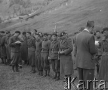 Czerwiec 1940, Mürren, Szwajcaria. 
Oficerowie dzielą żołnierzy 2. Dywizji Strzelców Pieszych na drużyny.
Fot. Jerzy Konrad Maciejewski, zbiory Ośrodka KARTA