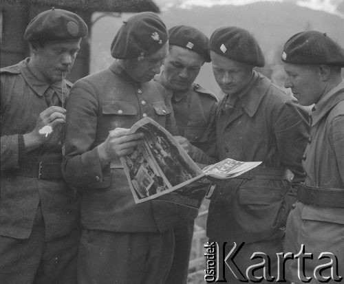 Czerwiec 1940, Mürren, Szwajcaria. 
Internowani żołnierze z 2. Dywizji Strzelców Pieszych podczas czytania gazety.
Fot. Jerzy Konrad Maciejewski, zbiory Ośrodka KARTA