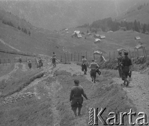 Czerwiec 1940, Mürren, Szwajcaria. 
Żołnierze 2. Dywizji Strzelców Pieszych na wycieczce po górach. W głębi, w dolinie widoczne są budynki mieszkalne.
Fot. Jerzy Konrad Maciejewski, zbiory Ośrodka KARTA