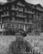 Czerwiec 1940, Mürren, Szwajcaria. 
Żołnierz 2. Dywizji Strzelców Pieszych sierż. Jerzy Konrad Maciejewski pozuje do zdjęcia na tle budynku.
Fot. NN, kolekcja Jerzego Konrada Maciejewskiego, zbiory Ośrodka KARTA