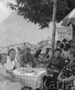 1940, Mürren, Szwajcaria. 
Żołnierz 2. Dywizji Strzelców Pieszych sierż. Jerzy Konrad Maciejewski siedzi przy stole na tarasie hotelowym w towarzystwie Szwajcarek. 2. z prawej Friedel Wegmüller.
Fot. NN, kolekcja Jerzego Konrada Maciejewskiego, zbiory Ośrodka KARTA