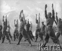 Czerwiec 1940, Mürren, Szwajcaria. 
Żołnierze z 2. Dywizji Strzelców Pieszych podczas porannej gimnastyki. W tle widoczne góry alpejskie.
Fot. Jerzy Konrad Maciejewski, zbiory Ośrodka KARTA