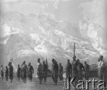 Czerwiec 1940, Mürren, Szwajcaria. 
Internowani żołnierze z 2. Dywizji Strzelców Pieszych podczas porannej gimnastyki. W tle widoczne Alpy.
Fot. Jerzy Konrad Maciejewski, zbiory Ośrodka KARTA