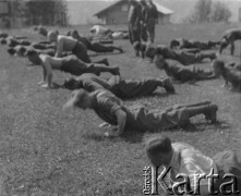 Czerwiec 1940, Mürren, Szwajcaria. 
Internowani żołnierze z 2. Dywizji Strzelców Pieszych podczas porannych ćwiczeń. 
Fot. Jerzy Konrad Maciejewski, zbiory Ośrodka KARTA