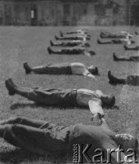 Czerwiec 1940, Mürren, Szwajcaria. 
Internowani żołnierze z 2. Dywizji Strzelców Pieszych podczas porannych ćwiczeń.
Fot. Jerzy Konrad Maciejewski, zbiory Ośrodka KARTA