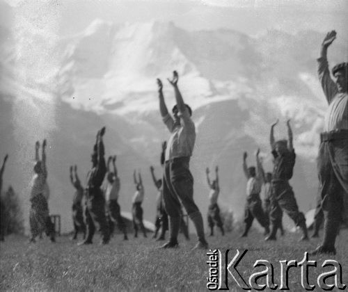 Czerwiec 1940, Mürren, Szwajcaria. 
Żołnierze z 2. Dywizji Strzelców Pieszych podczas porannej gimnastyki. W tle widoczne góry.
Fot. Jerzy Konrad Maciejewski, zbiory Ośrodka KARTA