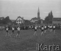 1942-1944, Münchenbuchsee, Szwajcaria.
Mieszkańcy szwajcarskiego miasteczka oglądają pokaz sportowy. W głębi widać miejscowy kościół.
Fot. Jerzy Konrad Maciejewski, zbiory Ośrodka KARTA 
