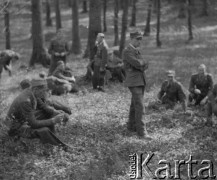 1942-1944, Münchenbuchsee, Szwajcaria.
Ćwiczenia polowe w lesie. Oficerowie i żołnierze 2. Dywizji Strzelców Pieszych podczas odpoczynku. 
Fot. Jerzy Konrad Maciejewski, zbiory Ośrodka KARTA 
