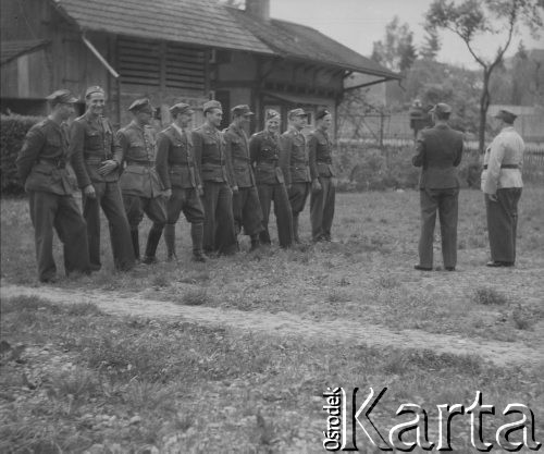 1942-1944, Münchenbuchsee, Szwajcaria.
Żołnierze 4 plutonu 1 kompanii ckm 1 batalionu 4 Warszawskiego Pułku Strzelców Pieszych 2. Dywizji Strzelców Pieszych zdają raport przed swoim dowódcą ppor. Witoldem Cieślą (1. z prawej, w białej górnej części munduru). 
