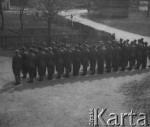 1942-1944, Münchenbuchsee, Szwajcaria.
Żołnierze 2. Dywizji Strzelców Pieszych salutują polskiej fladze tuż przed jej ściągnięciem z masztu.
Fot. Jerzy Konrad Maciejewski, zbiory Ośrodka KARTA
