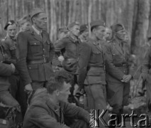 1942-1944, Münchenbuchsee, Szwajcaria.
Żołnierze 2. Dywizji Strzelców Pieszych podczas ćwiczeń terenowych w lesie. 
Fot. Jerzy Konrad Maciejewski, zbiory Ośrodka KARTA
