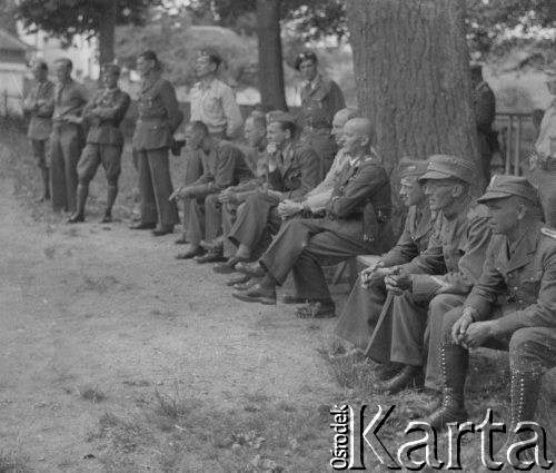 1942-1944, Münchenbuchsee, Szwajcaria.
Żołnierze 2. Dywizji Strzelców Pieszych prawdopodobnie przyglądają się walczącym zapaśnikom. 4. z prawej siedzi oficer ds. zleceń i łączności oraz redaktor naczelny „Gońca Obozowego” mjr Antoni Ślosarczyk.
Fot. Jerzy Konrad Maciejewski, zbiory Ośrodka KARTA
