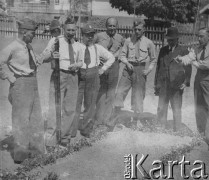 1942-1944, Münchenbuchsee, Szwajcaria.
Żołnierze 2. Dywizji Strzelców Pieszych filmują ogród, który należy do obozu dla internowanego Wojska Polskiego. Stoją od lewej: oficer ds. zleceń i łączności oraz redaktor naczelny „Gońca Obozowego” major Antoni Ślosarczyk, Johus, dowódca 4 plutonu 1 kompanii cekaem 1 batalionu 4 Warszawskiego PSP 2. Dywizji Strzelców Pieszych podporucznik Witold Cieśla, dowódca plutonu żywnościowego 4 Warszawskiego PSP 2. DSP porucznik Aleksander Wasung, starszy strzelec Korzonkiewicz, pan Kozłowski, starszy brygadier Józef Zerygiewicz.
Fot. Jerzy Konrad Maciejewski, zbiory Ośrodka KARTA
