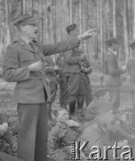 1942-1944, Münchenbuchsee, Szwajcaria.
Żołnierze 2. Dywizji Strzelców Pieszych podczas ćwiczeń terenowych. 1. z lewej stoi dowódca kompanii dowodzenia w 5 Małopolskim Pułku Strzelców Pieszych kpt. Marcin Prugar.
Fot. Jerzy Konrad Maciejewski, zbiory Ośrodka KARTA