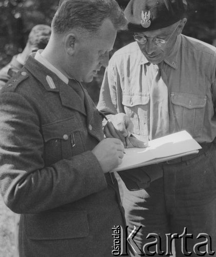 1942-1944, Münchenbuchsee, Szwajcaria.
Oficerowie 2. Dywizji Strzelców Pieszych analizują notatki z ćwiczeń terenowych. 2. z prawej stoi st. bryg. Józef Zerygiewicz.
Fot. Jerzy Konrad Maciejewski, zbiory Ośrodka KARTA
